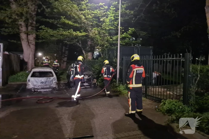 Twee auto's gaan in vlammen op