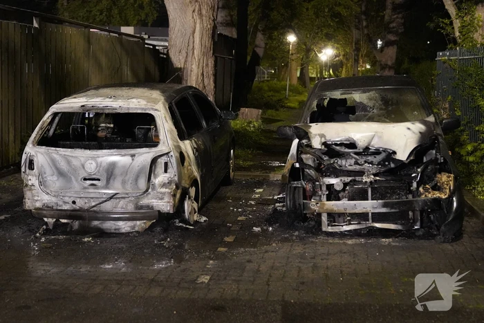 Twee auto's gaan in vlammen op