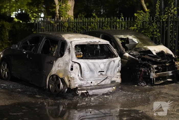 Twee auto's gaan in vlammen op