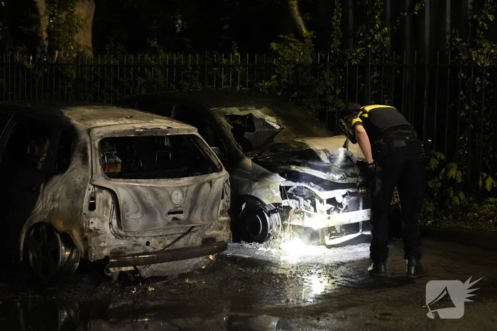 Twee auto's gaan in vlammen op