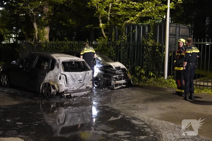 Twee auto's gaan in vlammen op