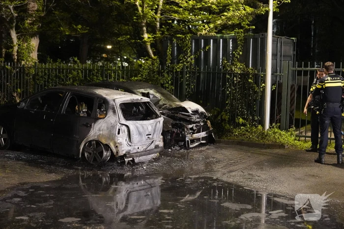 Twee auto's gaan in vlammen op