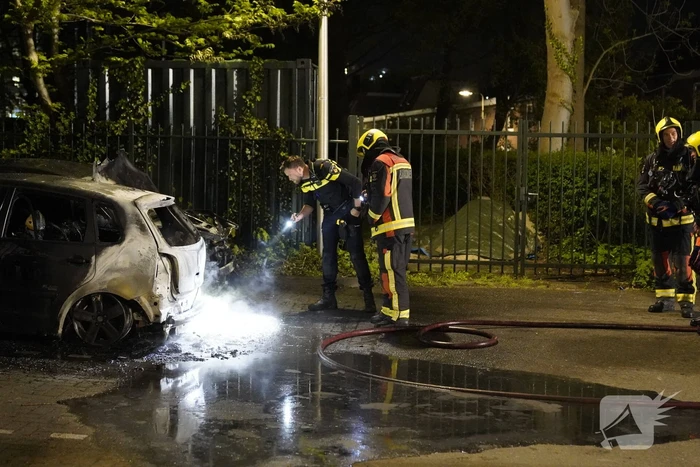 Twee auto's gaan in vlammen op