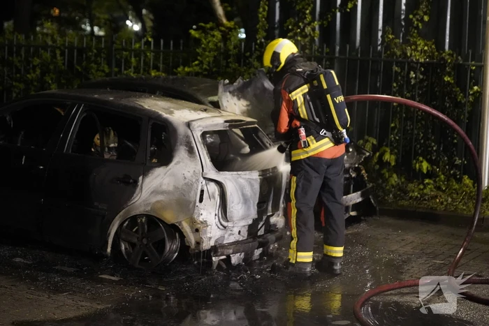 Twee auto's gaan in vlammen op