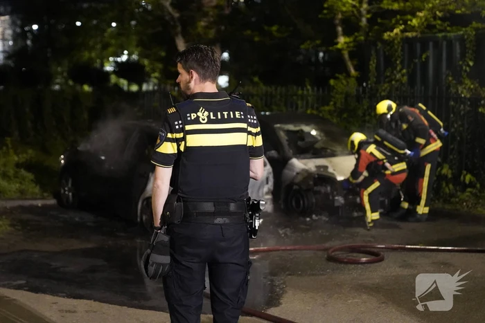 Twee auto's gaan in vlammen op
