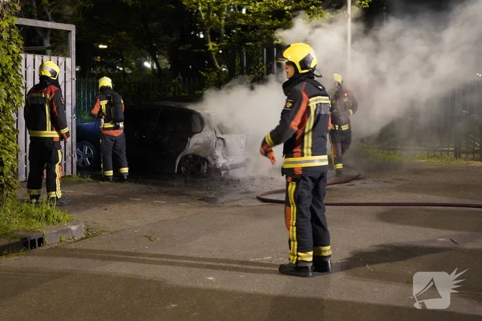 Twee auto's gaan in vlammen op