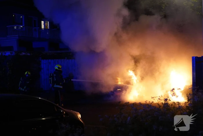 Twee auto's gaan in vlammen op