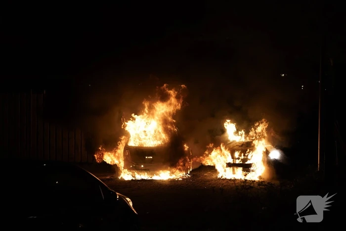 Twee auto's gaan in vlammen op