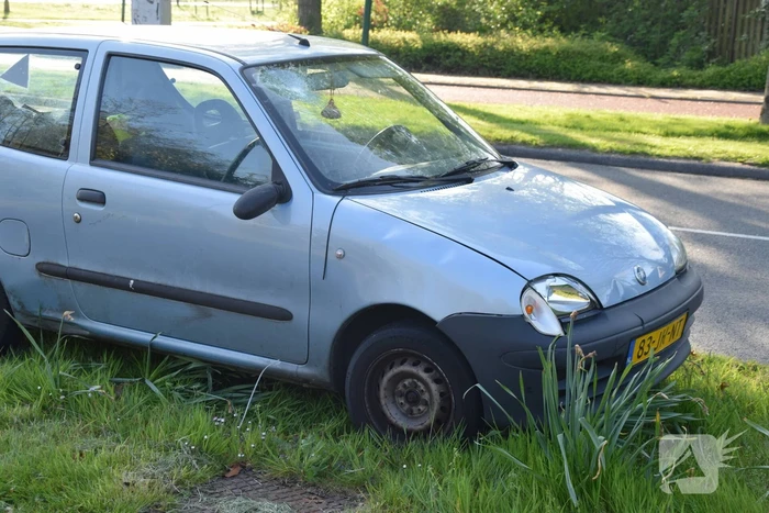 Jongeman op fiets vliegt over motorkap van auto
