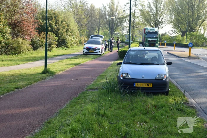 Jongeman op fiets vliegt over motorkap van auto