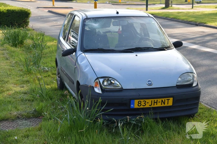Jongeman op fiets vliegt over motorkap van auto