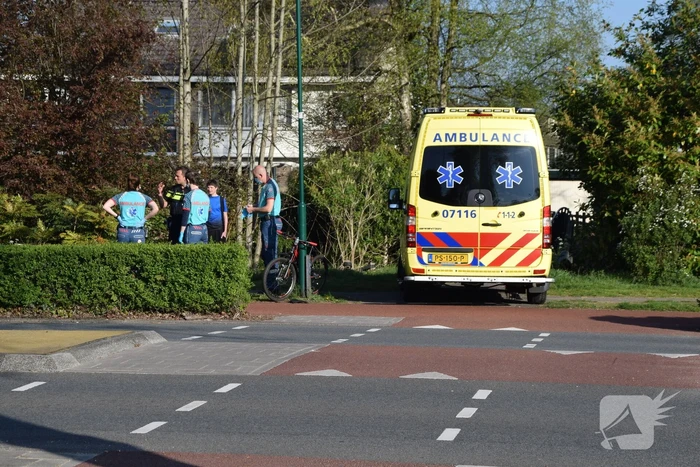 Jongeman op fiets vliegt over motorkap van auto