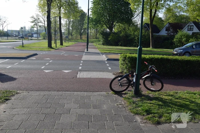 Jongeman op fiets vliegt over motorkap van auto