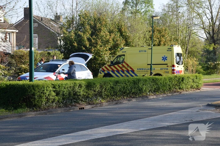 Jongeman op fiets vliegt over motorkap van auto