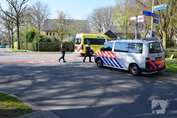 Jongedame op fiets aangereden door auto