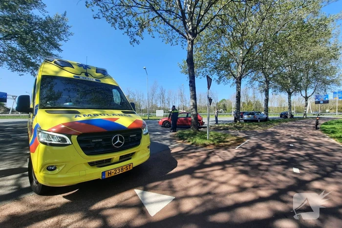 Twee personenwagens betrokken bij botsing op kruising