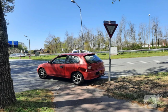 Twee personenwagens betrokken bij botsing op kruising