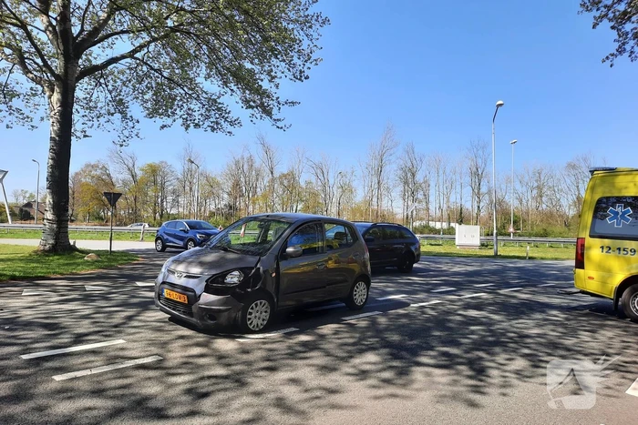 Twee personenwagens betrokken bij botsing op kruising