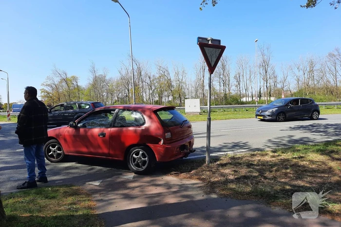 Twee personenwagens betrokken bij botsing op kruising