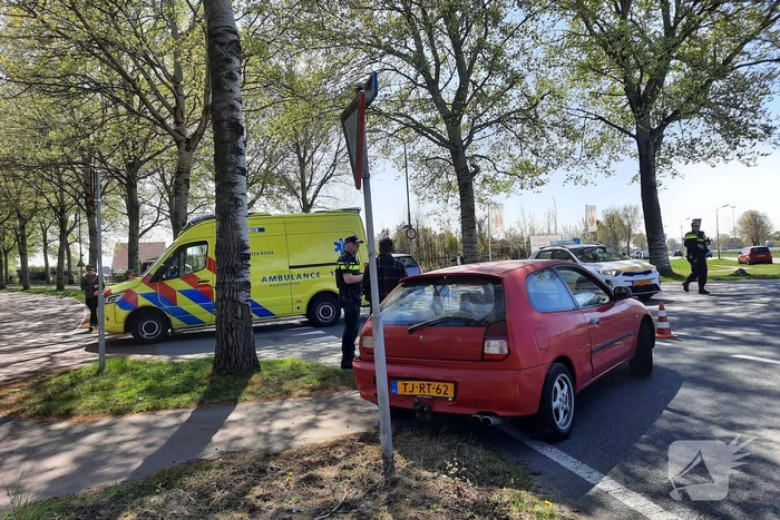 Twee personenwagens betrokken bij botsing op kruising
