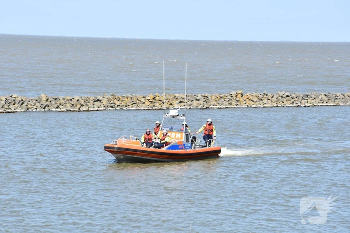 Brandweer haalt persoon uit het Markermeer