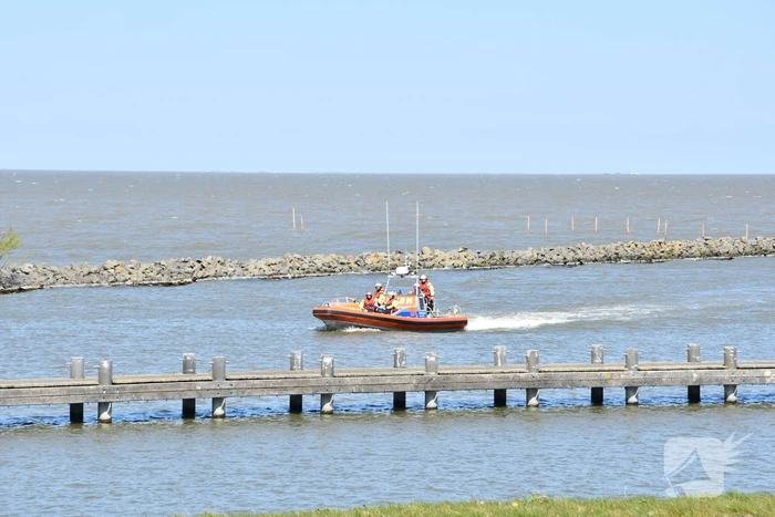 Brandweer haalt persoon uit het Markermeer