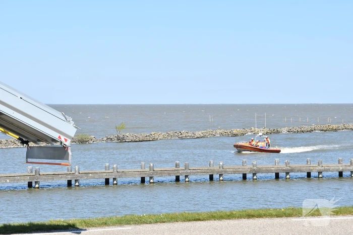 Brandweer haalt persoon uit het Markermeer