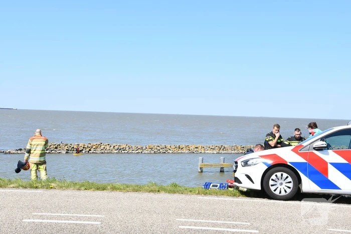 Brandweer haalt persoon uit het Markermeer