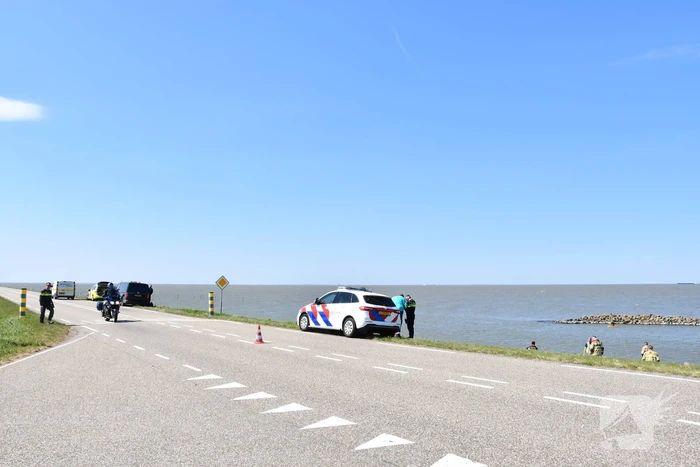 Brandweer haalt persoon uit het Markermeer
