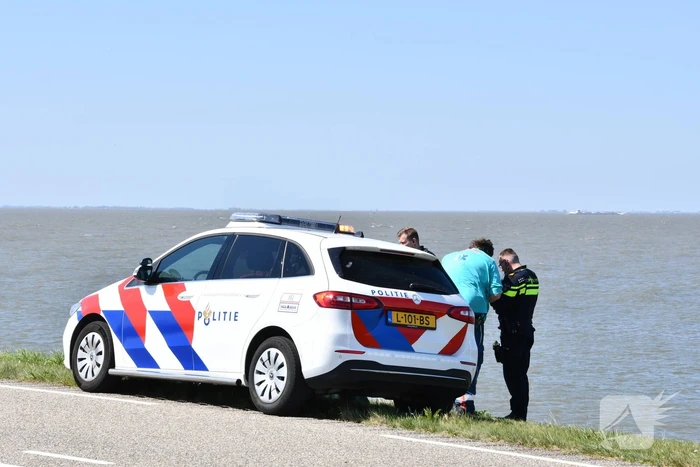 Brandweer haalt persoon uit het Markermeer