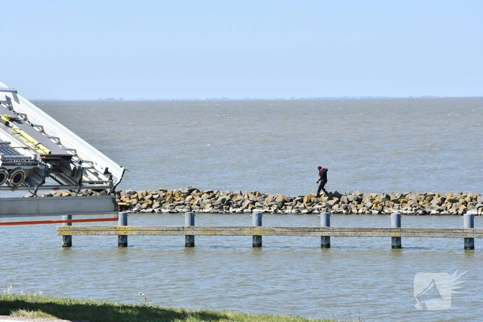 Brandweer haalt persoon uit het Markermeer