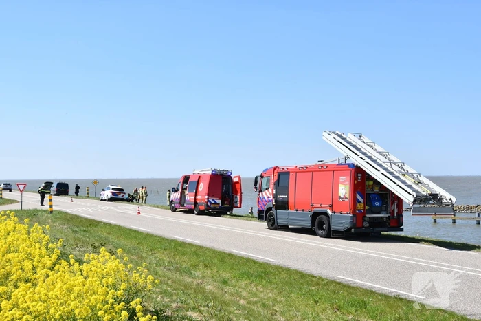Brandweer haalt persoon uit het Markermeer