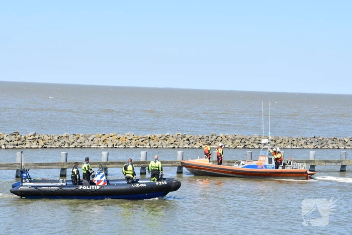 Brandweer haalt persoon uit het Markermeer