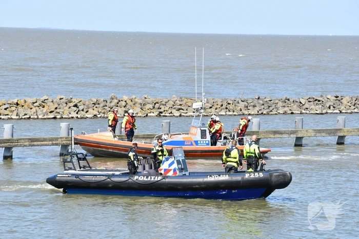 Brandweer haalt persoon uit het Markermeer