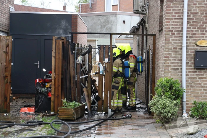 Brand slaat van kliko over op schutting