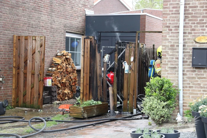 Brand slaat van kliko over op schutting