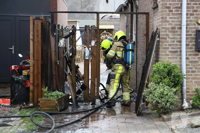Brand slaat van kliko over op schutting