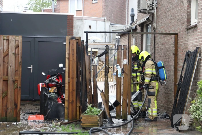 Brand slaat van kliko over op schutting
