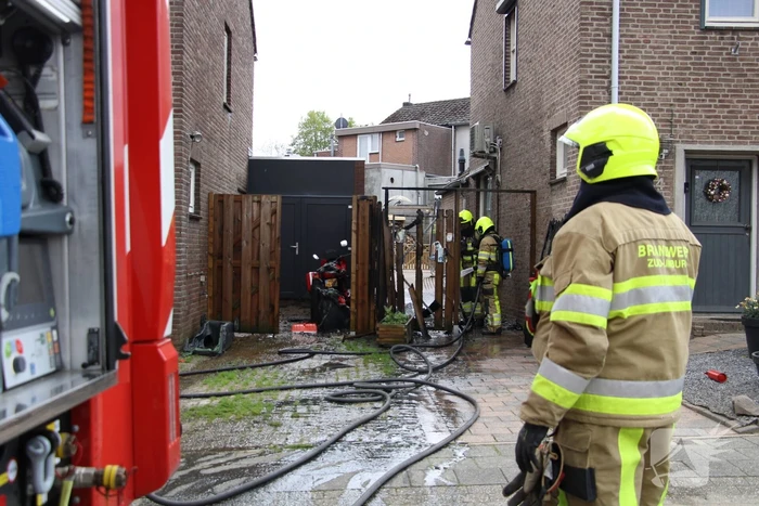 Brand slaat van kliko over op schutting