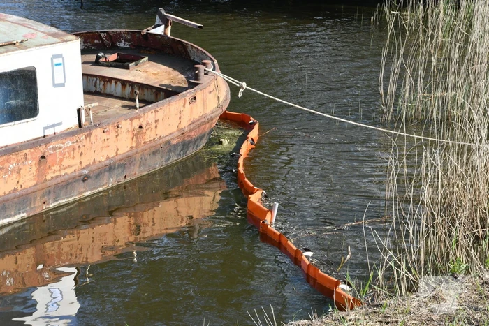 Dertig volle blauwe vaten aangetroffen op illegaal aangemeerd schip