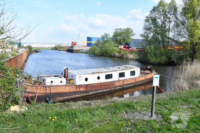 Dertig volle blauwe vaten aangetroffen op illegaal aangemeerd schip