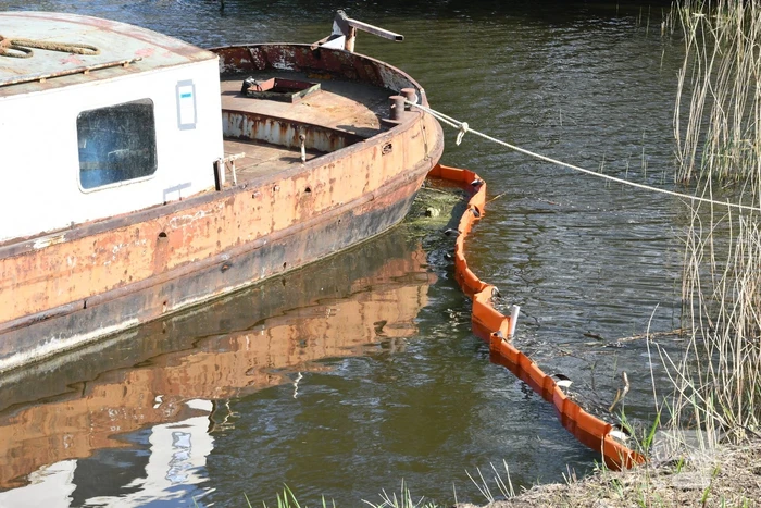 Dertig volle blauwe vaten aangetroffen op illegaal aangemeerd schip