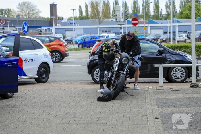 Motorrijder gaat onderuit bij schrikreactie van auto