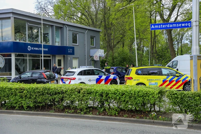 Motorrijder gaat onderuit bij schrikreactie van auto