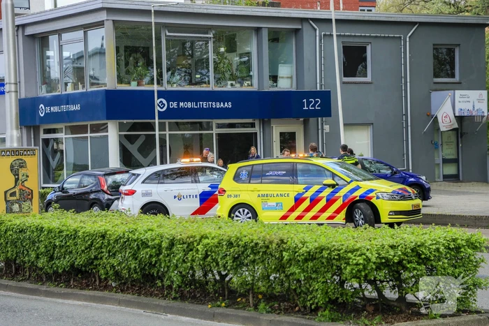 Motorrijder gaat onderuit bij schrikreactie van auto