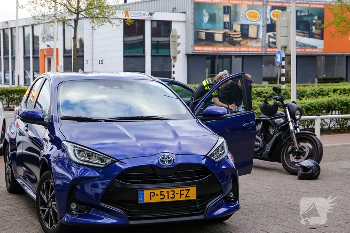 Motorrijder gaat onderuit bij schrikreactie van auto