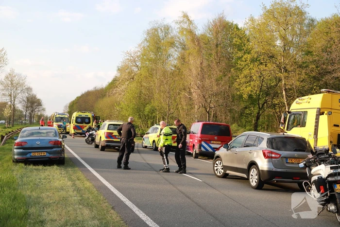 Auto raakt van de weg en slaat over de kop