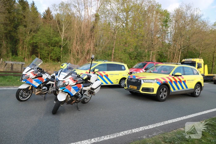 Auto raakt van de weg en slaat over de kop