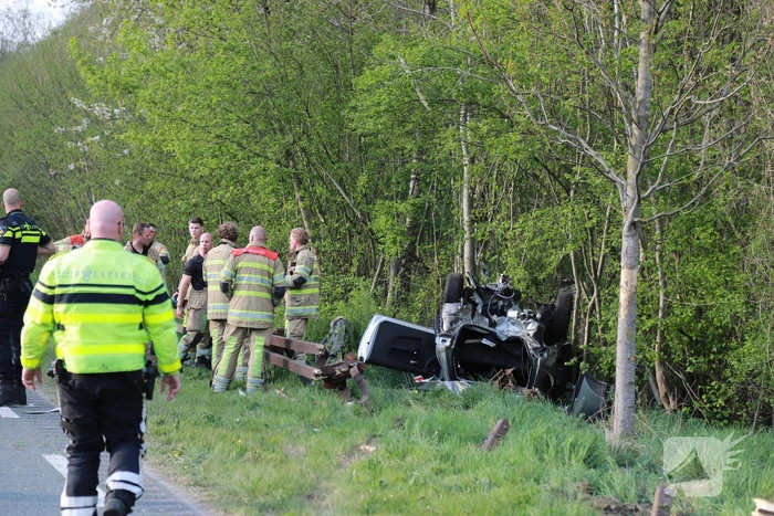 Auto raakt van de weg en slaat over de kop