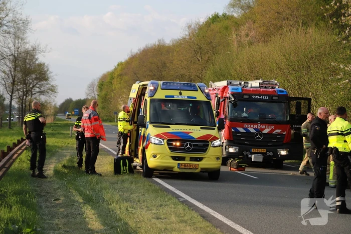 Auto raakt van de weg en slaat over de kop